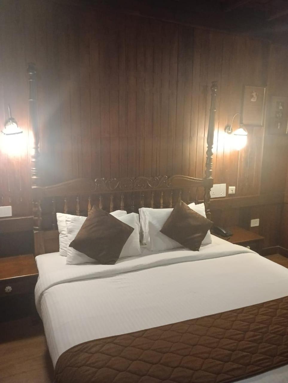 Sea Lagoon Health Resort Kochi Bagian luar foto